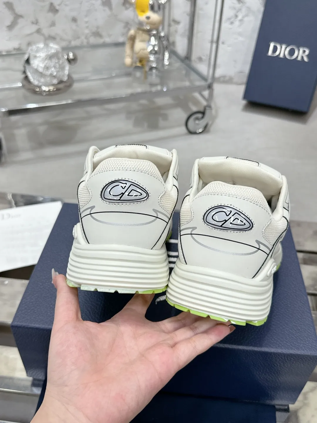 Men's men's shoes 💰600❤️❤️❤️High version Dior Dior's latest color matching B30 series reflective dad sneakers original 17380💰 purchased for development and production Brand new B30 sneakers Dad Shoes style shoes that follow the trend of the retro market The Dior logo on the tongue also indicates that this pair of shoes is the B30 model! B30 uses fine-textured leather and mesh cloth materials to form a shoe body. There are conspicuous letters CD on both sides of the shoe body to indicate identity. Many lines on the shoe body outline details to make the shoes look less monotonous and full of retro flavor. The delivery counter is exquisitely packaged🛍📦 ▪️Fabric: Original customized technical fabric + mesh ▪️Inner lining: Customized breathable lining ▪️Outsole: Original molded IP foam + TPU outsole ▪️Sole thickness: 3.5CM ▪️Size: Women’s size 35-40 / Men’s size 39-46